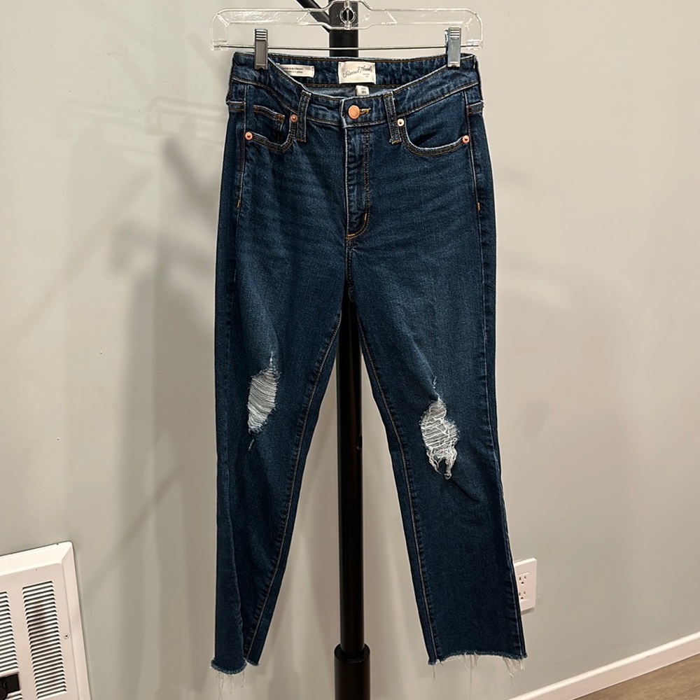 Universal Thread Womens ripped denim jeans straight leg (2/26R)